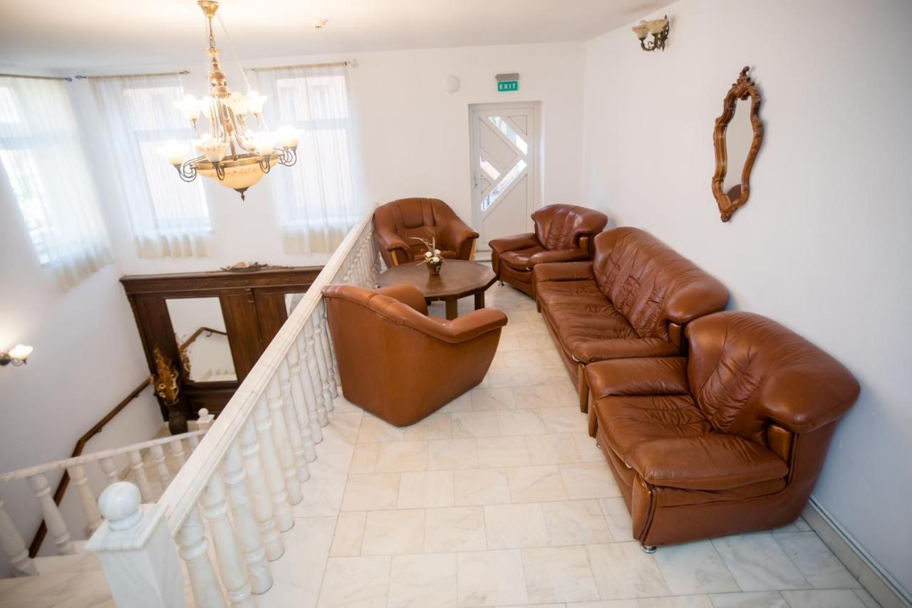 Hotel Marion Dumbraveni  Экстерьер фото