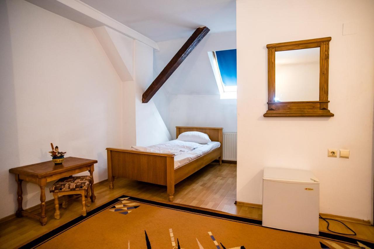 Hotel Marion Dumbraveni  Экстерьер фото
